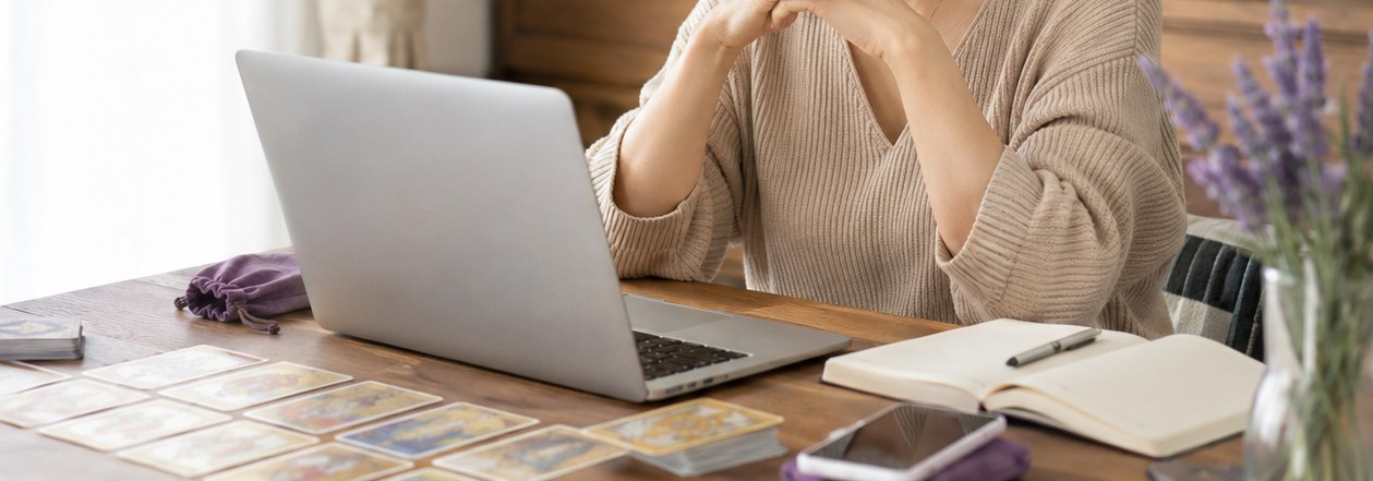 タロットカードとノートパソコンが並ぶ、在宅で鑑定をしている机の上